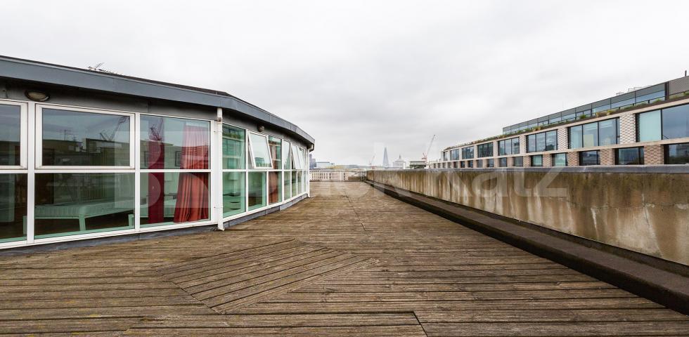 			PENTHOUSE WITH ROOF TERRACE!, 4 Bedroom, 1 bath, 1 reception Flat			 Farringdon Road, CLERKENWELL / HOLBORN